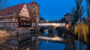 Historische Fachwerkhäuser an der Pegnitz bei Einbruch der Dunkelheit in Nürnberg