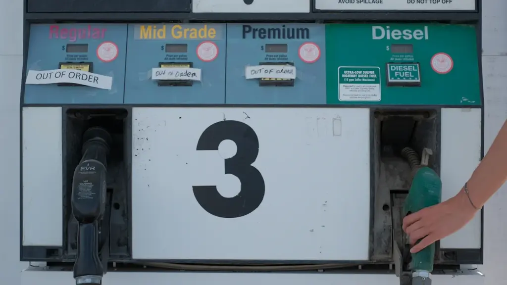 Eine Zapfsäule an einer Tankstelle mit verschiedenen Kraftstoffoptionen zur Auswahl für Autofahrer.