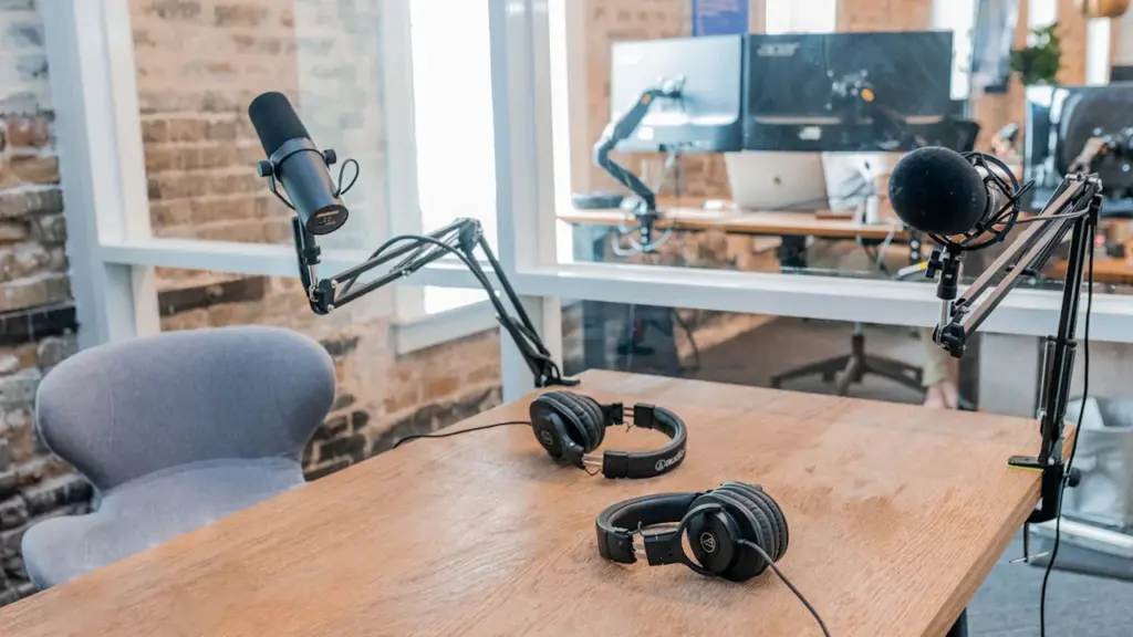 Professionelles Radiostudio mit Mikrofonen und Kopfhörern für Live-Sendungen bereitgestellt.
