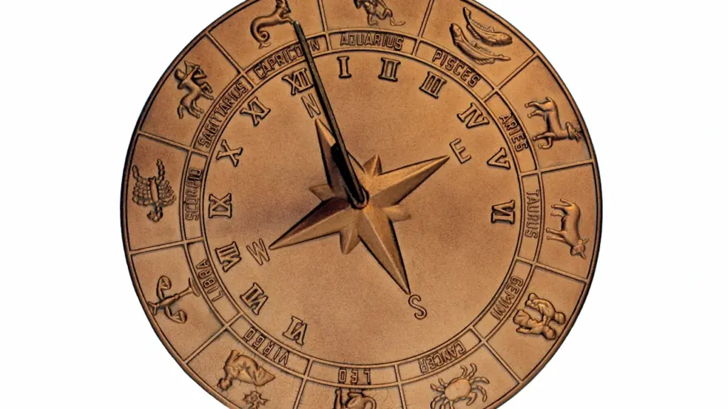 Bronzene Sonnenuhr mit eingravierten Tierkreiszeichen als astrologische Übersicht für alle Sternzeichen.