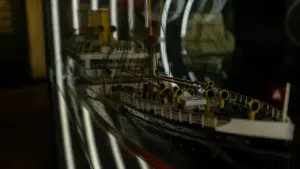 Detailaufnahme eines Titanic-Schiffsmodells in einer beleuchteten Vitrine der Dresdner Ausstellung.