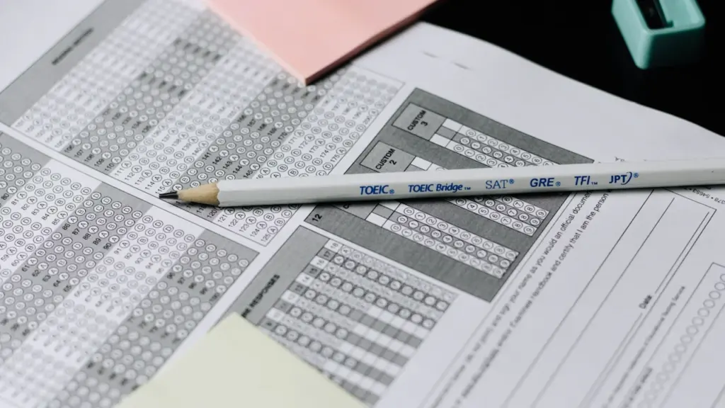 Ein Bleistift liegt auf einem ausgefüllten Antwortbogen für eine Prüfung oder einen Test.
