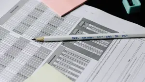 Ein Bleistift liegt auf einem ausgefüllten Antwortbogen für eine Prüfung oder einen Test.